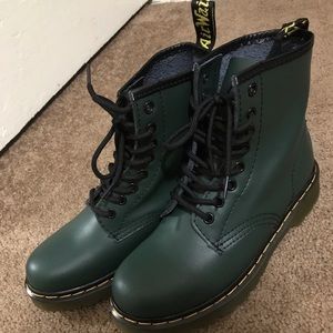 Dr. Martens 8 Eyelet 1460’s : Green